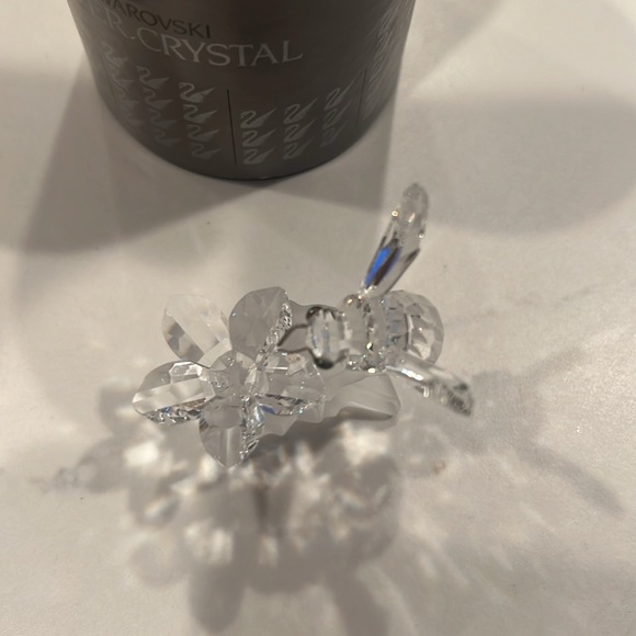 Swarovski crystal bee with flower πΊ π - Picture 4 of 6